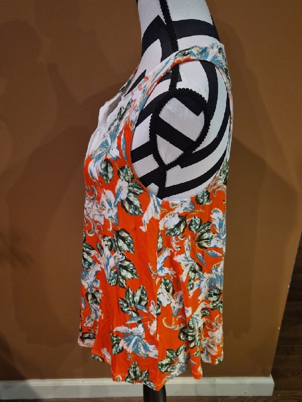Button-Front Floral Tank Top in Orange & White - Picture 5 of 5